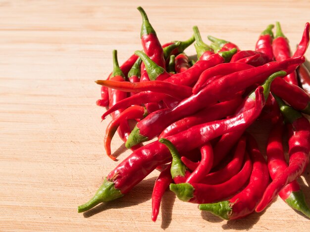 Vista de ángulo alto de chiles rojos en la mesa