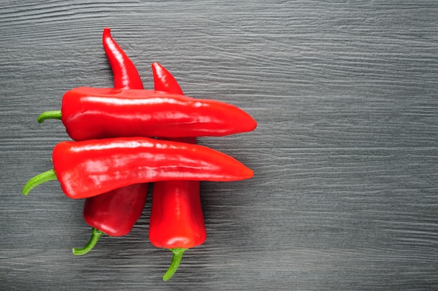 Vista de ángulo alto de chiles rojos