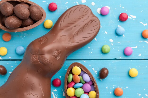 Foto vista de ángulo alto de los chocolates de pascua en la mesa