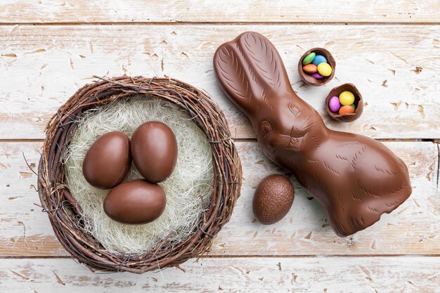 Foto vista de ángulo alto de los chocolates de pascua en la mesa