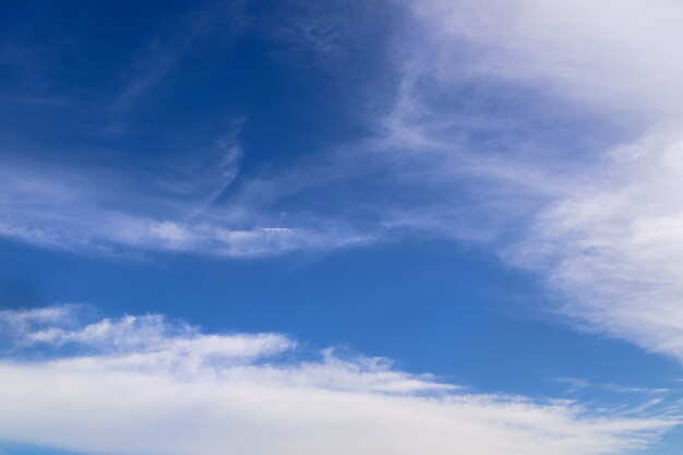 Vista de ángulo alto de cielo azul y parcialmente nublado durante el día en la temporada de verano