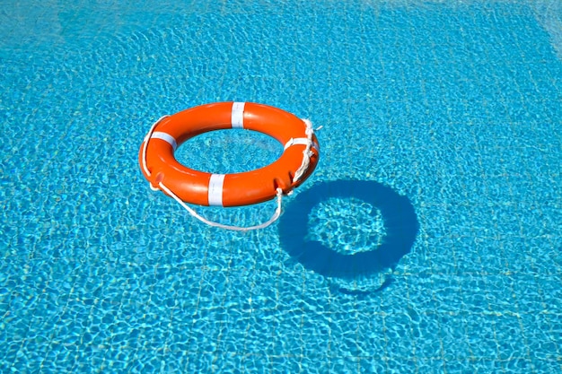 Vista de ángulo alto del cinturón salvavidas en la piscina