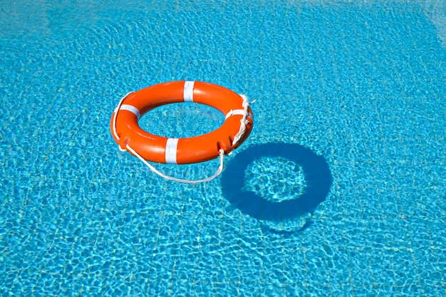 Foto vista de ángulo alto del cinturón salvavidas en la piscina