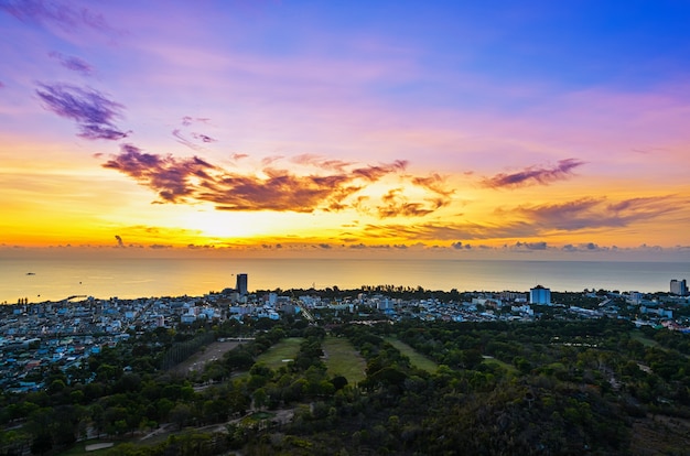 Vista de ángulo alto de la ciudad de Hua Hin al amanecer hermoso paisaje de la ciudad junto al mar en la provincia de Prachuap Khiri Khan de Tailandia.