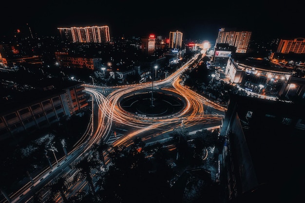 Foto vista de ángulo alto de la ciudad iluminada por la noche