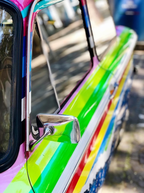 Foto vista de ángulo alto de un coche colorido