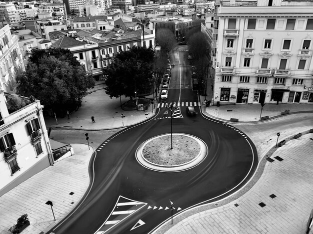 Foto vista en ángulo alto de los coches en la calle de la ciudad