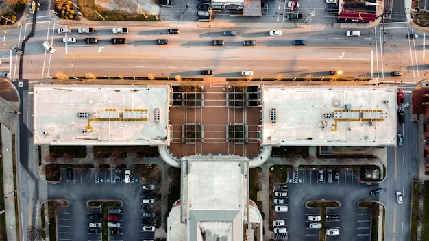 Foto vista de ángulo alto de coches en la calle contra edificios en la ciudad