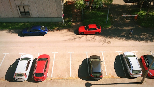 Vista en ángulo alto de los coches en el estacionamiento