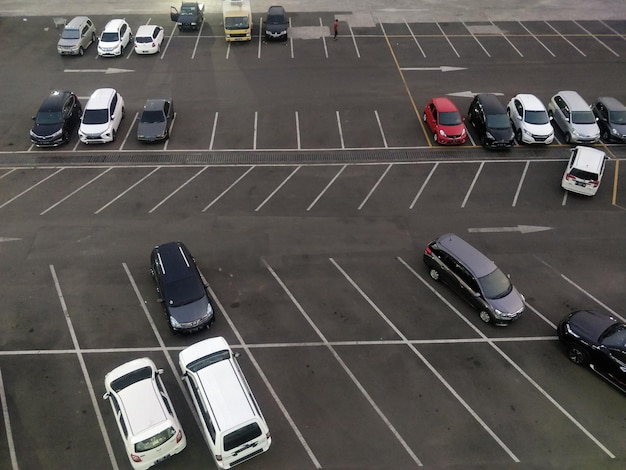 Foto vista en ángulo alto de los coches en el estacionamiento