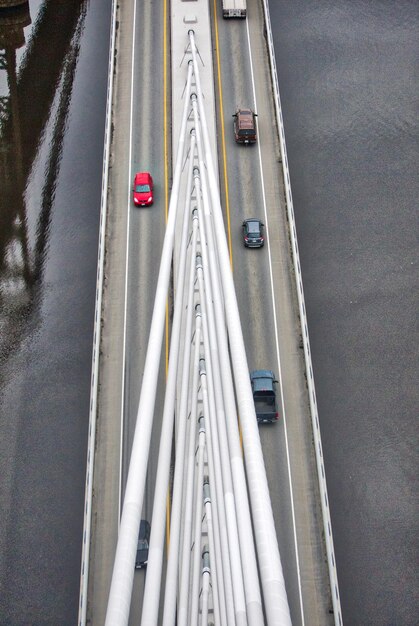 Foto vista en ángulo alto de los coches en el puente