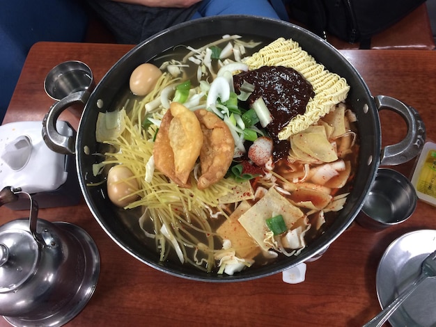 Vista de ángulo alto de la comida coreana en utensilios de cocina