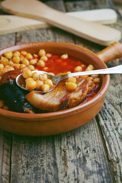 Foto vista de ángulo alto de la comida en el cuenco en la mesa