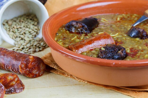 Foto vista de ángulo alto de la comida en el cuenco en la mesa