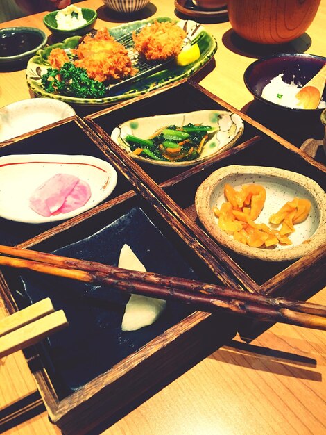 Foto vista de ángulo alto de la comida japonesa servida en la mesa