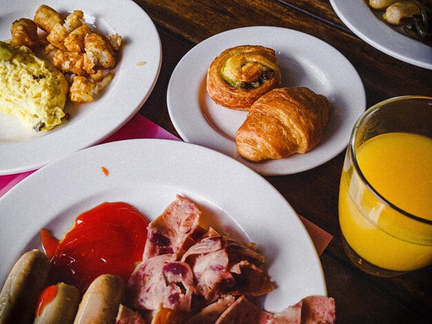 Foto vista de ángulo alto de la comida en la mesa con vibra vintage