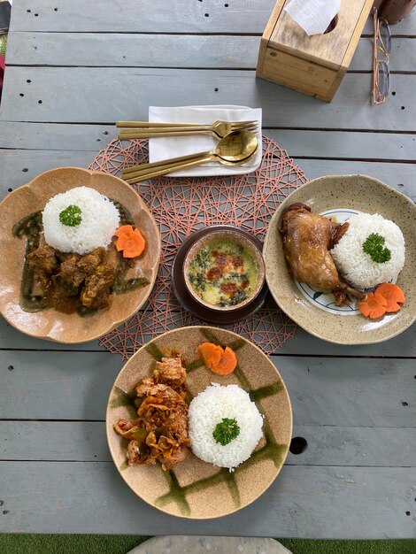 Foto vista en ángulo alto de la comida en la mesa