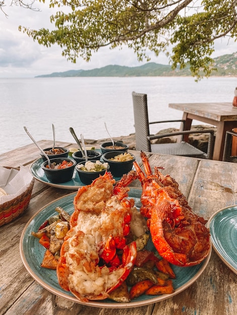 Foto vista en ángulo alto de la comida en la mesa