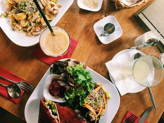 Foto vista en ángulo alto de la comida en la mesa