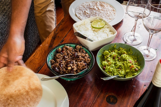 Foto vista en ángulo alto de la comida en la mesa