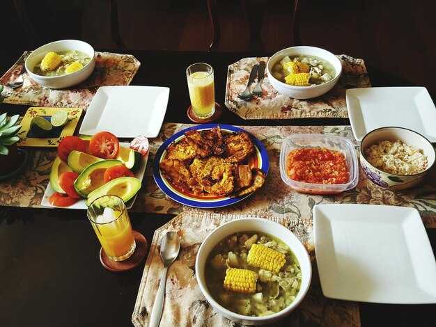 Foto vista en ángulo alto de la comida en la mesa