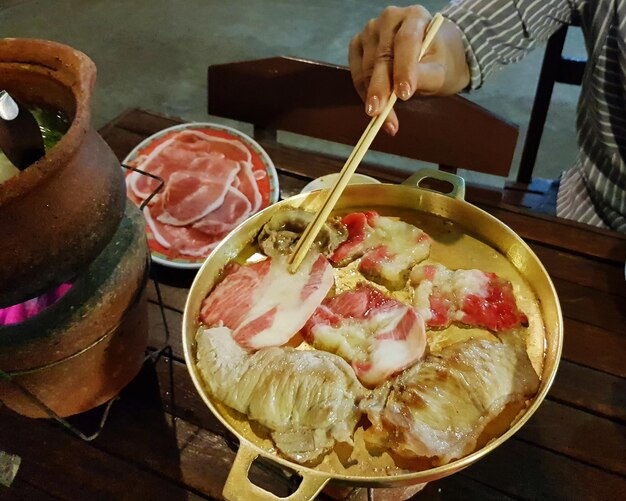 Foto vista en ángulo alto de la comida en la mesa