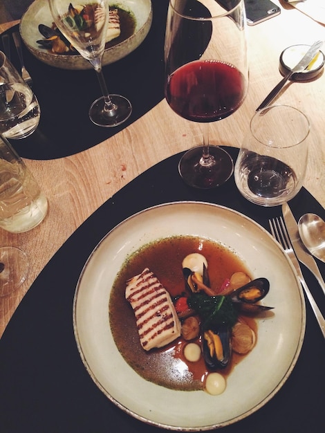 Foto vista de ángulo alto de la comida en el plato en la mesa