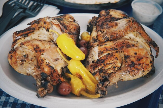 Foto vista de ángulo alto de la comida en el plato sobre la mesa