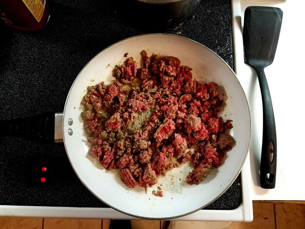 Foto vista de ángulo alto de la comida en el plato sobre la mesa