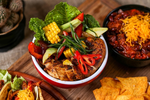 Foto vista de ángulo alto de la comida en el plato sobre la mesa