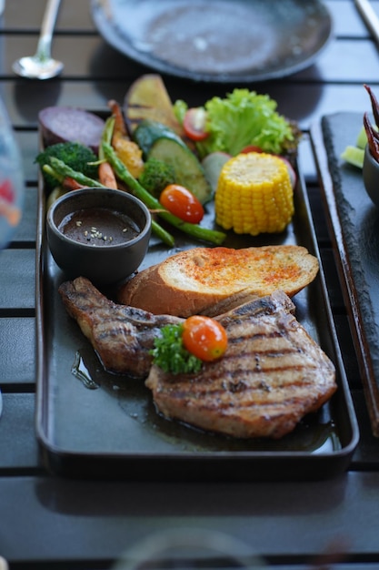 Vista de ángulo alto de la comida en el plato sobre la mesa