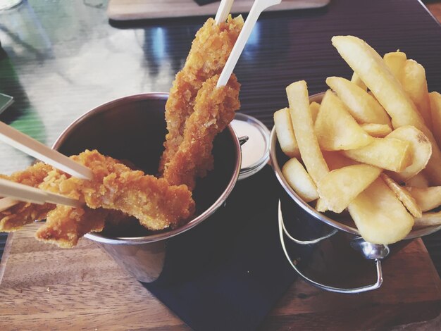 Foto vista de ángulo alto de la comida en el plato sobre la mesa