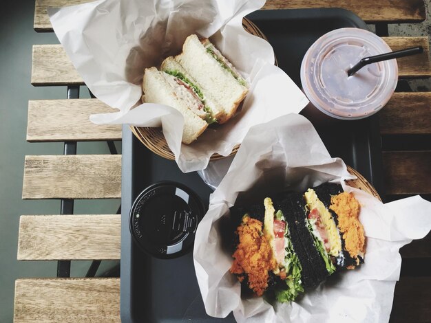 Foto vista de ángulo alto de la comida en el plato sobre la mesa