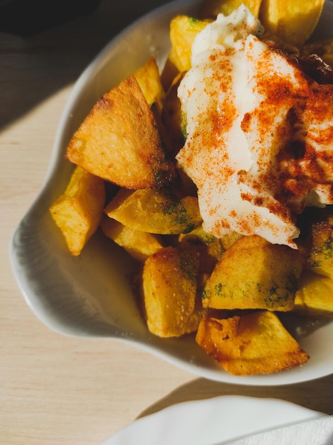 Foto vista de ángulo alto de la comida en el plato sobre la mesa