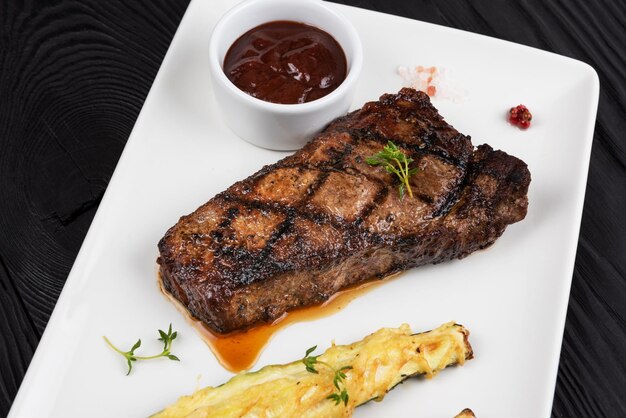 Foto vista de ángulo alto de la comida en el plato sobre la mesa