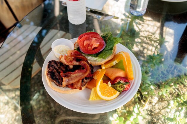 Foto vista de ángulo alto de la comida en el plato sobre la mesa