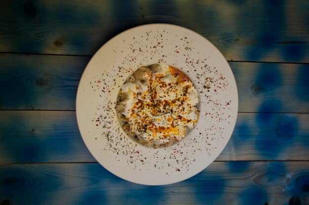 Foto vista de ángulo alto de la comida en el plato sobre la mesa