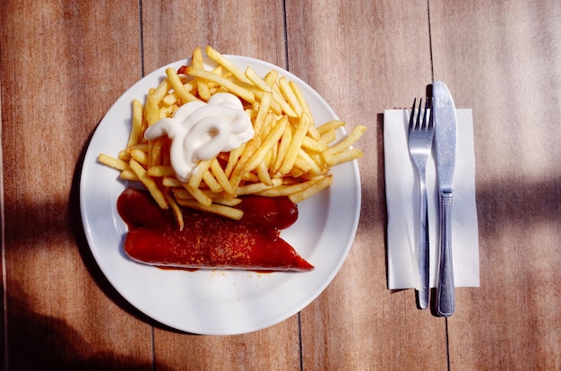 Vista de ángulo alto de la comida en el plato sobre la mesa