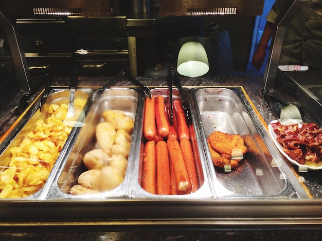 Foto vista de ángulo alto de comida rápida fresca en contenedores