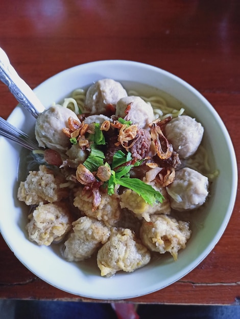 Vista de ángulo alto de la comida servida en la mesa un plato de sopa de albóndigas llamada bakso de Indonesia