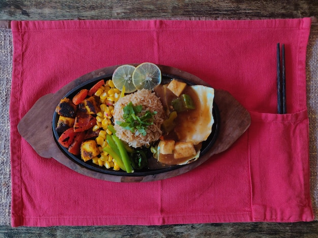Foto vista en ángulo alto de la comida servida en la mesa