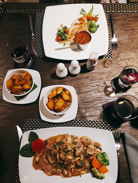 Foto vista en ángulo alto de la comida servida en la mesa