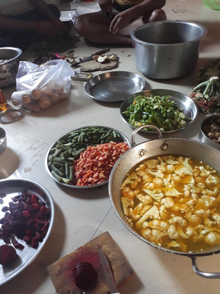 Foto vista en ángulo alto de la comida servida en la mesa