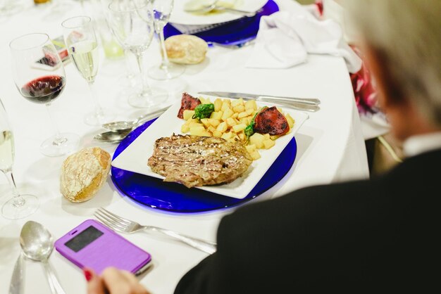 Foto vista en ángulo alto de la comida servida en la mesa