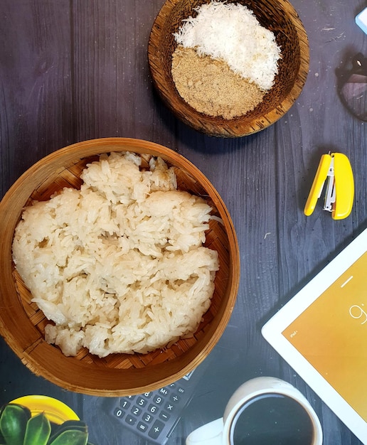 Foto vista en ángulo alto de la comida servida en la mesa