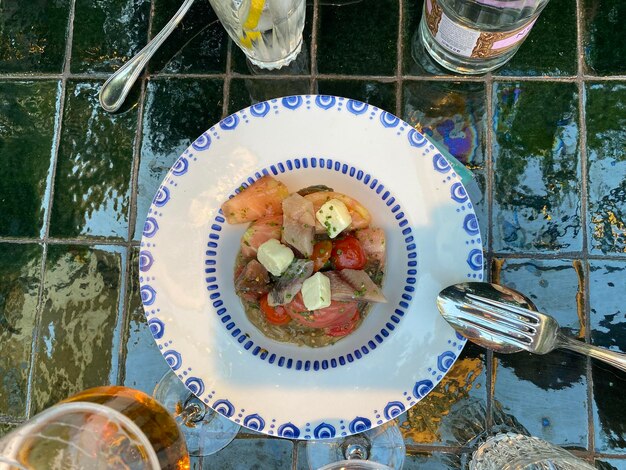 Foto vista en ángulo alto de la comida servida en la mesa