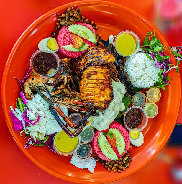 Foto vista en ángulo alto de la comida servida en la mesa