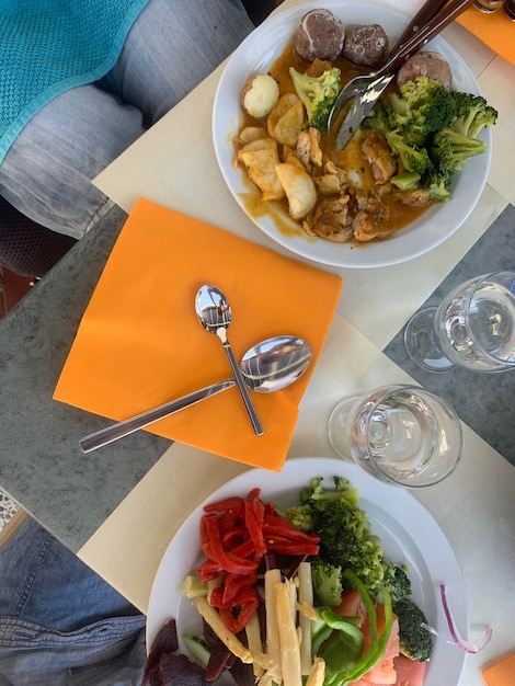 Foto vista en ángulo alto de la comida servida en la mesa