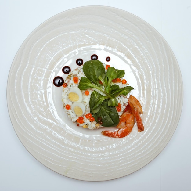 Vista de ángulo alto de la comida servida en plato sobre la mesa