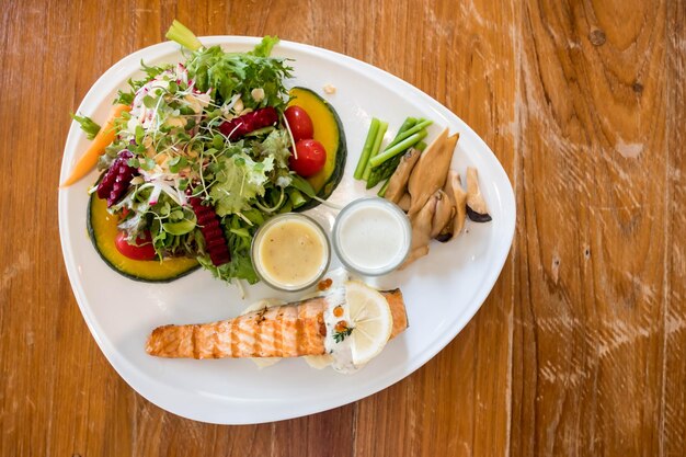 Foto vista de ángulo alto de la comida servida en el plato